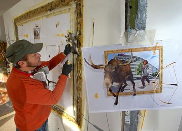 Jens "Tasso" Müller lässt links entstehen, was er rechts entworfen hat. Die Auftragsarbeit ist fürs Archäologiemuseum Smac bestimmt.