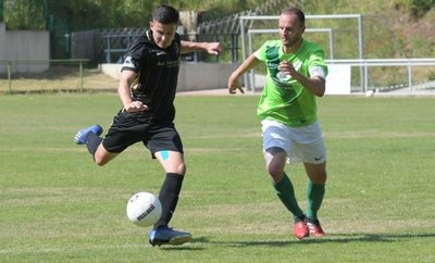 Mohammed Khemiri (l.) vom SV Auerhammer steuerte zum 3:1-Derbysieg in Thalheim zwei Tore bei. 