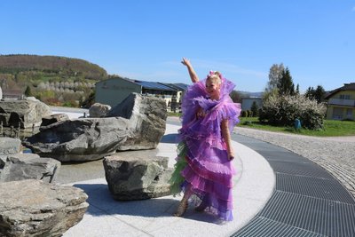 Julie Gräßler von der Tanzschule und dem Showballett Karo Dancers begrüßte den Beirat in einem eigens für die Landesgartenschau kreierten Kostüm.