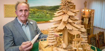 Zum Jubiläum sind im "Haus der Begegnung" Rothenthal Stücke von Drechslermeister Hans Lichtenberger ausgestellt - unter anderem diese aus Lindenholz geschnitzte Pyramide und das große Ölgemälde. 