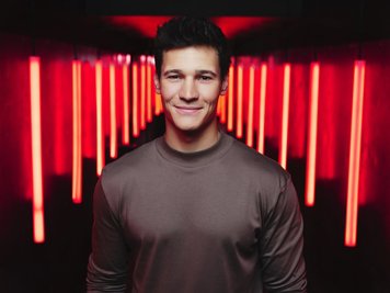 Wincent Weiss wird als erster Gast der achten Staffel Ruth Moschner und Rea Garvey beim Raten helfen.