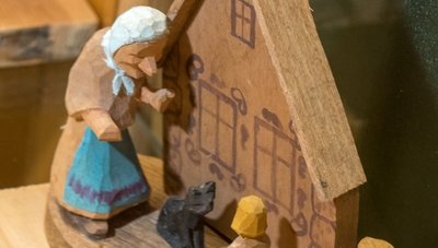 Diese Märchenszene mit gedrechselten und geschnitzten Figuren ist Lichtenbergers erstes in Serie gefertigtes Produkt. 