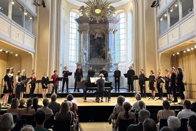„Voice Dance" wird mit dem A-capella Kammerchor Freiberg ein Weihnachtskonzert geben.