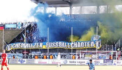 Auch in Zwickau gab es wieder unschöne Bilder: "Fans" zündeten Pyrotechnik.