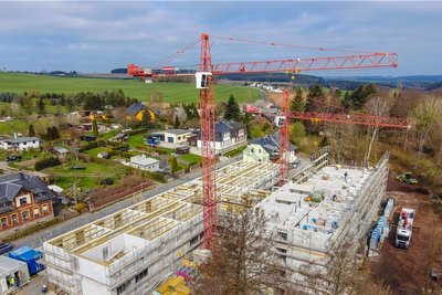 Bewegung in Dungersgrün: Am Altenpflegeheim an der Brockauer Straße geht es nun voran. Als neuer Termin für die Eröffnung ist das zweite Quartal 2022 angepeilt.