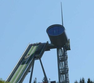 Der Lift auf den Schanzenturm (rechts) fällt immer wieder aus. Es mussten auch schon Menschen daraus befreit werden.