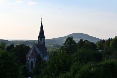 Die Herz-Jesu-Kirche in Neugeschrei feiert in diesem Jahr 125-jähriges Bestehen, im Hintergrund der Bärenstein.