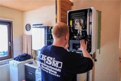 Ein Mitarbeiter einer Sanitär- und Heizungsbaufirma installiert eine moderne Gasbrennwerttherme in einem Einfamilienhaus. Die Pläne der Ampel-Koalition für die Heizungsumstellung auf erneuerbare Energien nehmen Gestalt an. Ab 2024 sollen keine neuen Erdgas- und Ölheizungen mehr eingebaut werden. An ihre Stelle träten Heizungen, die mindestens zu 65 Prozent mit erneuerbaren Energien betrieben werden. Derzeit heizt jeder zweite Haushalt in Deutschland mit Erdgas.