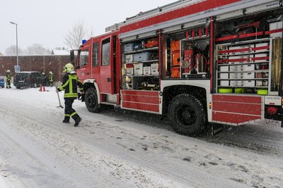 Wegen der Glätte gab es am Sonntagvormittag einen Unfall in Aue, auf der S 255 ist ein Seat mit einem Chevrolet kollidiert. 