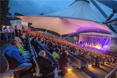Plauener lieben die stimmungsvolle Atmosphäre im Parktheater. Doch viele warten das Wetter ab. Noch keine Artus-Vorstellung ist ausverkauft.