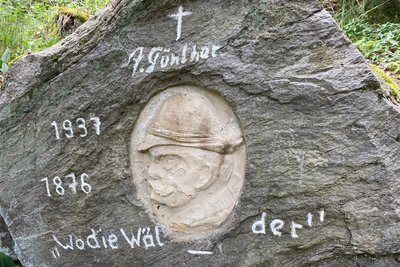 Das Relief des Gedenksteins hat Risse und bröckelt.