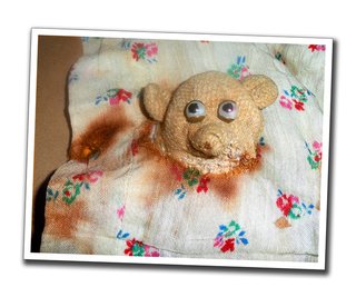 Der Teddy (mit erneuerten Augen) und eine angebrannte Puppendecke aus dem Chemnitzer Haus, in dem die Familie von Margitta Müller ausgebombt wurde, befinden sich noch im Besitz der heute 80-Jährigen. In einem Schulaufsatz hat sie 1948 die schlimmste Chemnitzer Bombennacht beschrieben.