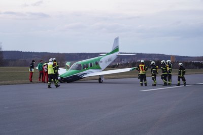 Der Pilot blieb unversehrt.