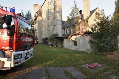 Feuerwehreinsatz an der alten Sitzmöbelfabrik: Im Nebengelass hat es gebrannt. 