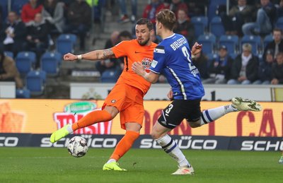 Pascal Testroet aus Aue im Kampf um den Ball mit Bielefelds Amos Pieper.