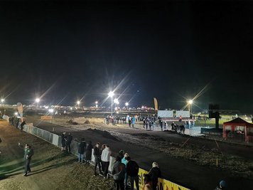 Abendlicher Blick auf das Geschehen.