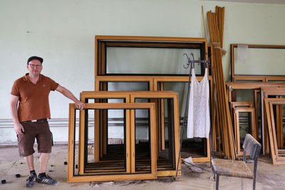 Sebastian Ulbricht mit Hinterlassenschaften der letzten Firmen, die in der alten Fabrik ansässig waren: Ganz zuletzt ein Fensterbauer, zuvor eine Unterwäschen-Produktion.