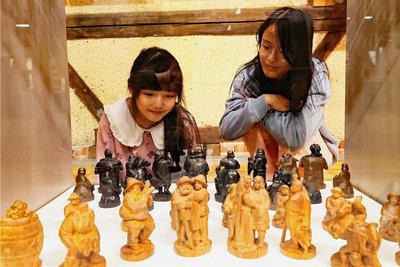 Livien Voigtle (rechts) staunt mit ihrer Schwester Melissa über alpenländische Schachfiguren. 