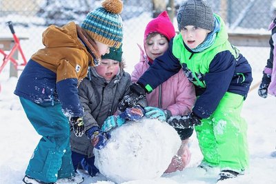Rare Schätzchen: Diese Kinder spielen ausgelassen im Schnee im Garten einer Plauener Kita.