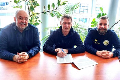 Sven Köhler (Mitte) bei der Vertragsunterzeichnung mit dem VFC-Aufsichtsratschef Gunter Reiher (links) und Präsident Thomas Fritzlar.