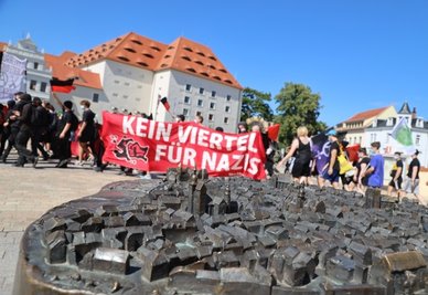 Auch am Freiberger Schlossplatz fand eine der mehrminütigen Kundgebungen des Jungen Netzwerkes statt. 
