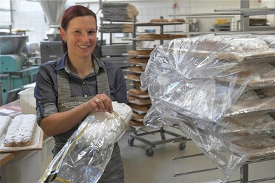 Verkäuferin Nicole Flathe beim Verpacken eines Stollens.