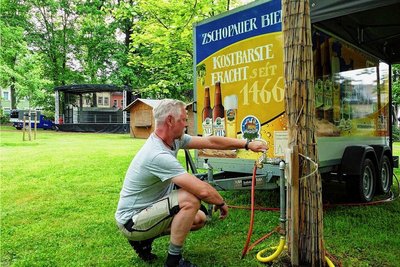 Neben der Bühne haben Mike Schmidt und seine Bauhof-Kollegen auch mehrere Buden und einen Bierwagen aufgebaut. 
