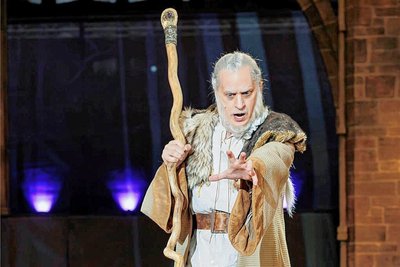 Musicaldarsteller Chris Murray in der Rolle des Merlin.