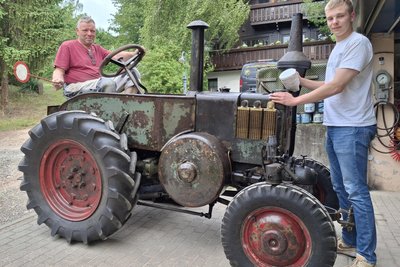Jan Schild (l.) hat den Lanz Bulldog wieder fit gemacht. Der Niederwiesaer ist wie sein Sohn Lorenz (r.) aktives Feuerwehrmitglied. Foto: Knut Berger