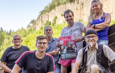 Das Organisatorenteam - Frank Beyreuther, Markus Josiger, Thomas Unger, Gabriele Fürtsch (hinten von links) sowie Linus Graupner und Jens Köhler - bei einer der letzten Absprachen an den Orgelpfeifen. 