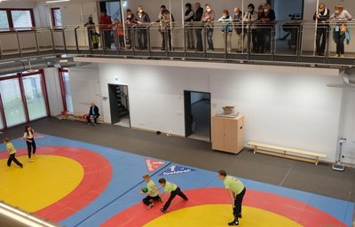 13,7 mal 19,5 Meter misst die Halle im Zwischenbau, die sowohl für Sport- als auch für Kulturveranstaltungen nutzbar ist. 