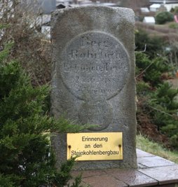 Dieser Lochstein erinnert vermutlich an die erste Steinkohlen-Probebohrung in Rödlitz. Noch ist unklar, wo er einst stand. 