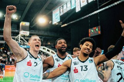 Erleichterung pur: Die Niners-Spieler Jonas Richter, Malik Osborne und Jason George (von links) bejubeln den 76:72-Sieg im Ostderby beim Mitteldeutschen BC. 