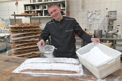 Ronny Schmieder beim Zuckern des Riesenstollens.