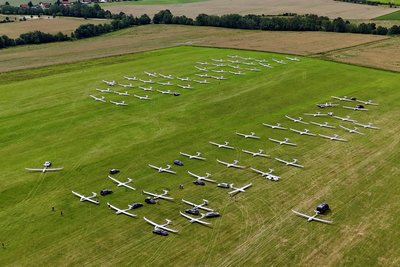 Fast 80 Segelflieger sind in den kommenden zwei Wochen auf dem Zwickauer Flugplatz zu Gast.