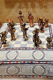 Ein mit Sand gefülltes Schachkissen inklusive Steckfiguren.