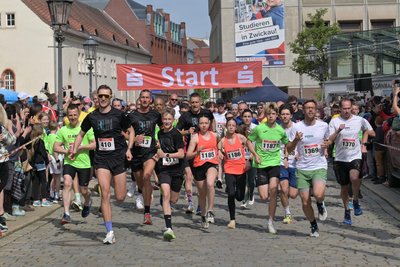 Familie Hilke war schon beim Start zum Firmenlauf ganz vorn mit dabei. Sandrine Hilke (1185), hinter ihr Vater Ronny Hilke, rechts neben ihr Luise Rössel und Constantin Hilke.