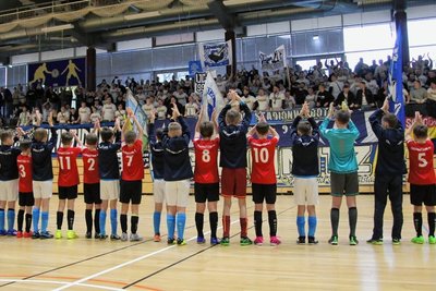 Wie bei den Profis: Die jungen Turniersieger des Klinikum-Chemnitz-Cups wurden von hunderten CFC-Fans gefeiert. 