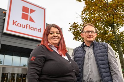 Juliane Görner leitet den neuen Kaufland-Markt. David Benedix ist Expansionsmanager.