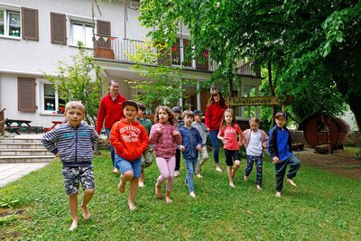 Barfuß auf der Wiese laufen gehört zu den Säulen der Kneippschen Lehre in der DRK-Kita in Glauchau.
