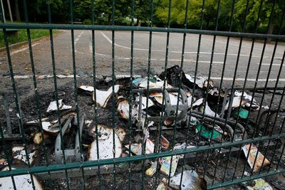 Carl-von-Ossietzky-Straße hatten gegen 0.30 Uhr auf einem Schulgelände ein Papiercontainer Feuer gefangen.