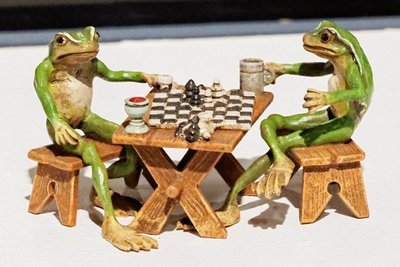 Es gibt vieles zu entdecken, wie diese zwei Frösche aus Wiener Bronze, die eine Runde Schach spielen.