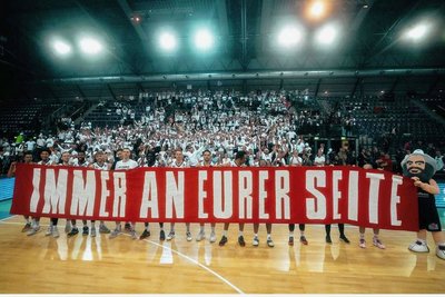 Mit diesem Banner machten die Fans den Chemnitzer Spielern vor dem Derby Mut. Danach drehte die Mannschaft den Spieß um und bedankte sich für die Unterstützung.