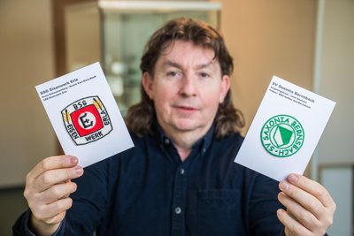 Torsten Mäder aus Gotha zeigt im Schatzhaus in Eibenstock Sportembleme aus dem Erzgebirge.