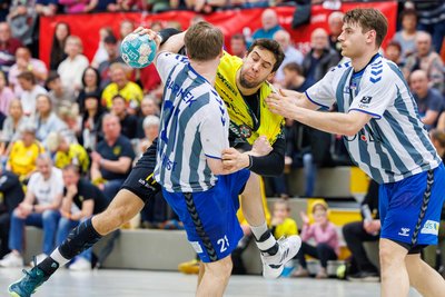 Petar Puljic (Mitte) – hier im Heimspiel vor einer Woche – und der SV 04 Oberlosa verpassten am Samstag die Entscheidung im Kampf um den Klassenerhalt.