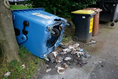 Gegenüber des Hausgrundstückes 173 brannte ein weiterer Papiercontainer.