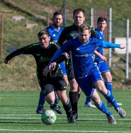 Louis Blüher (v. r.) vom SSV Königshain-Wiederau traf beim 9:6-Kantersieg gegen Olympia Frankenhain in der vergangenen Woche doppelt. Nun bereitet sich sein Team im Erzgebirge auf die Frühjahrsrunde vor. 