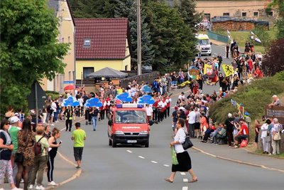 Der Festumzug in Neuensalz führte durch das ganze Dorf an der Hauptstraße entlang.