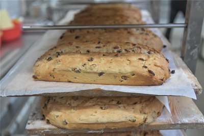 Zehn Kilogramm Rosinen, Mandeln und Gewürze stecken in dem Riesenstollen.