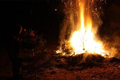 Am wärmenden Feuer treffen sich am Samstag Jung und Alt in Langenreinsdorf.
